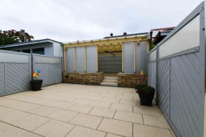 Terasse mit Zugang Carport-Garage